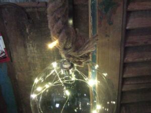 Weihnachtskugel mit LED am Seil