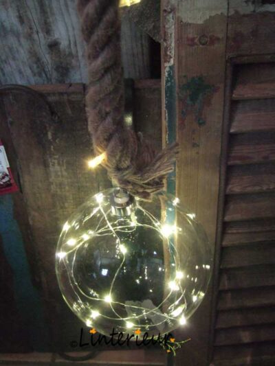 Weihnachtskugel mit LED am Seil
