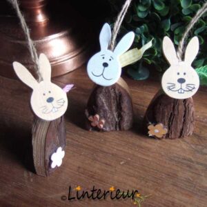 Houten haasje hangend