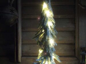 Demu-Baum mit Lichtern