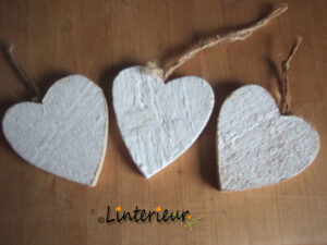 Witte houten hartjes
