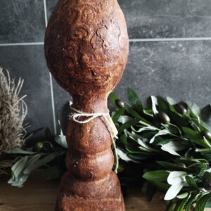 Egg on stand beeld