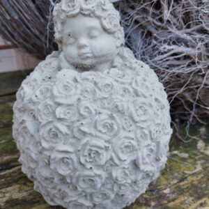 Stenen beeldje baby in bloemen
