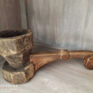 Oude houten kandelaar