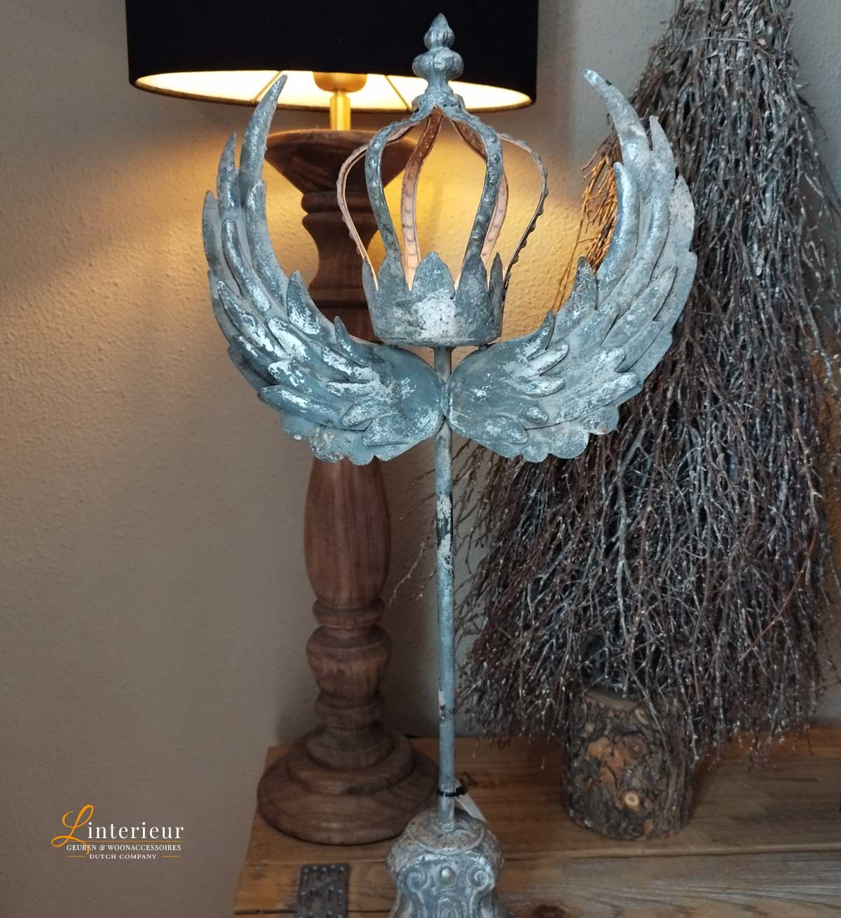 Decoratie met engelenvleugels en kroon
