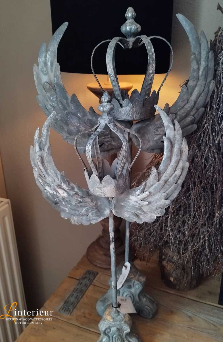 Decoratie met engelenvleugels en kroon