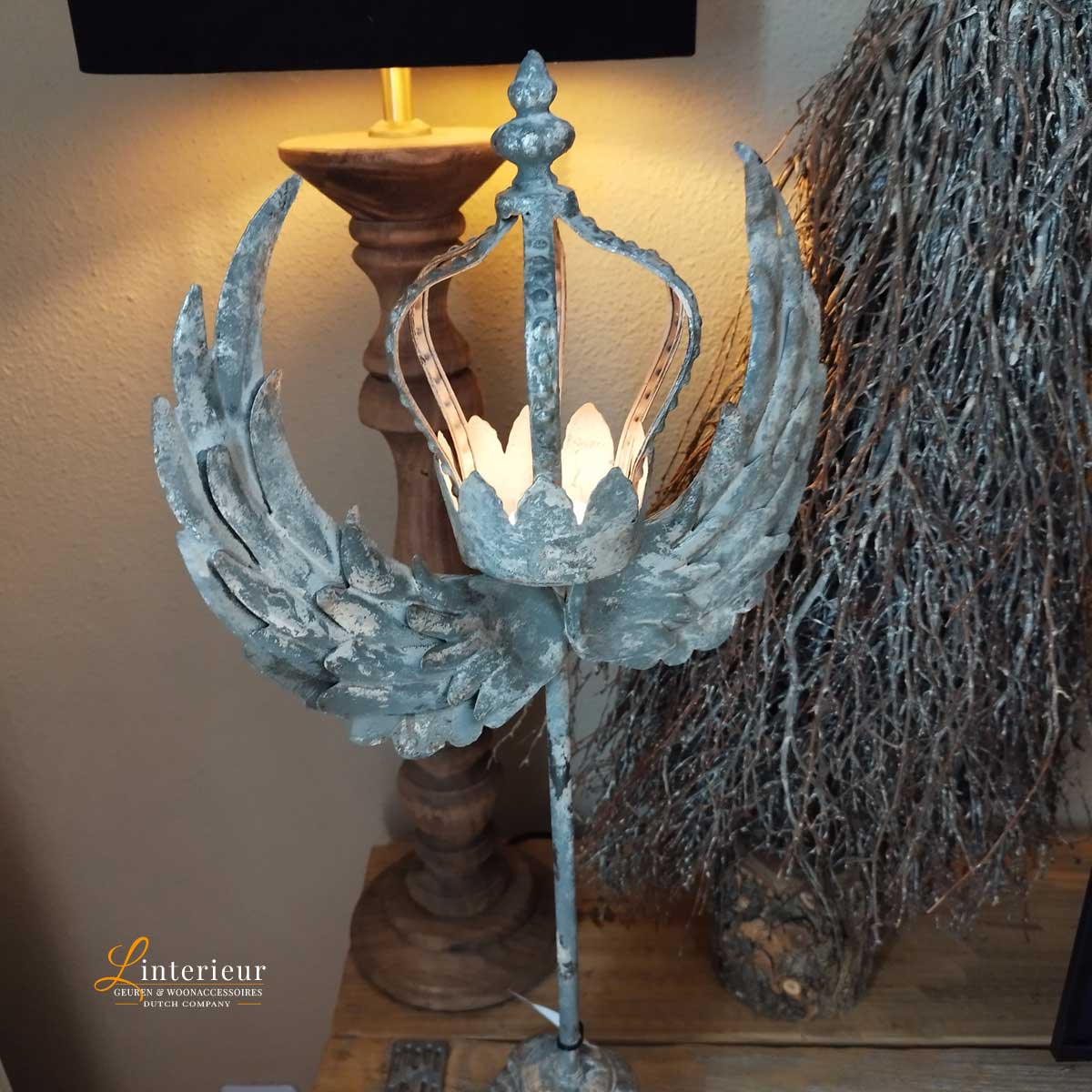 Decoratie met engelenvleugels en kroon