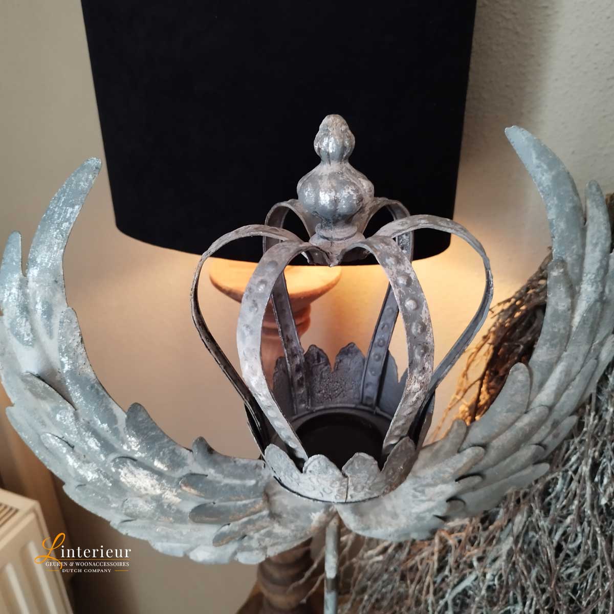 Decoratie met engelenvleugels en kroon